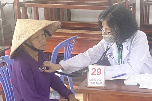 Khám bệnh miễn phí cho người dân tại giáo xứ Thủ Ngữ